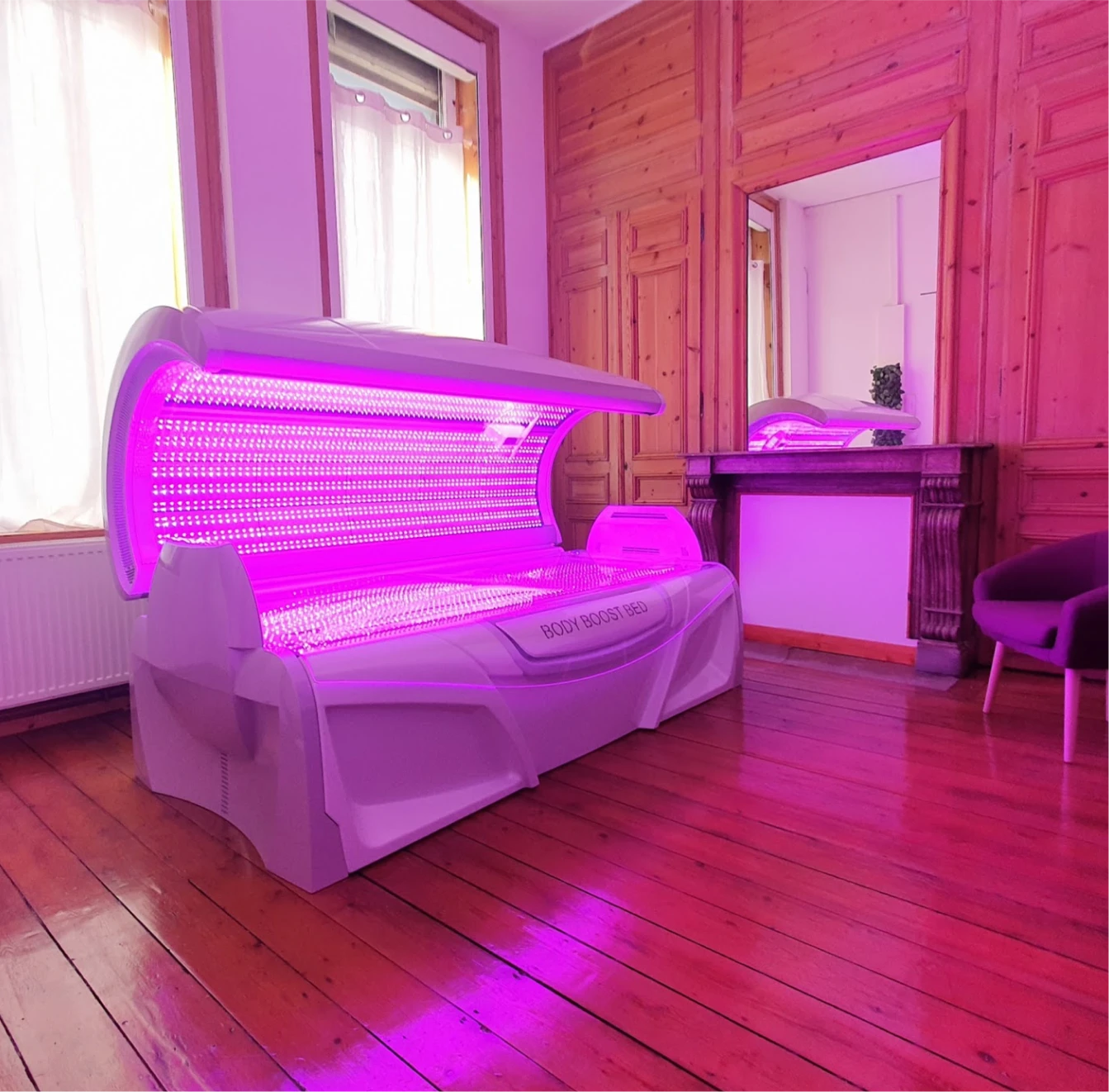 Cabine de photobiomodulation corps entier Body Boost Bed installée dans un cabinet